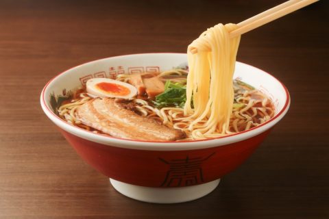 ラーメン屋に“小銭入れだけ”で行ったら、会計時「キャッシュレスのみ」と言われた！ 現金で「ぴったり1200円ある」のに、現金の支払いはダメなんですか？“支払い方法の限定”は可能なのか
