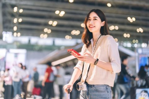 海外旅行で「5日間」スマホを使う予定です。海外用の通信サービスと、今の契約の海外利用では、料金のどこを比べればよいでしょうか？