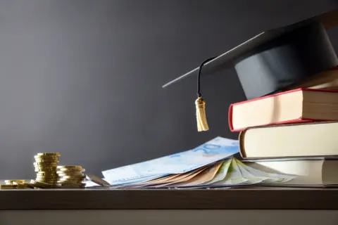 大学進学費用「500万円」を、妻が「オルカンで年7％なら3年でも100万円増える」といいますが、子どもはもう15歳…あと3年なら“暴落しても回復できない”ですし「預金のほうが安心」ですよね？
