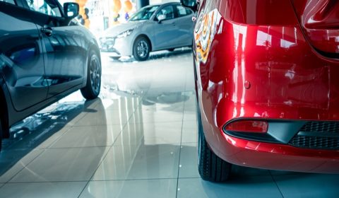 50代の夫が「人生最後の車だから」と、500万円の“ハリアー”を希望…乗れるなら「250万円の中古車で十分」と思いますが、10年乗るなら“差額250万円”払う価値はありますか？