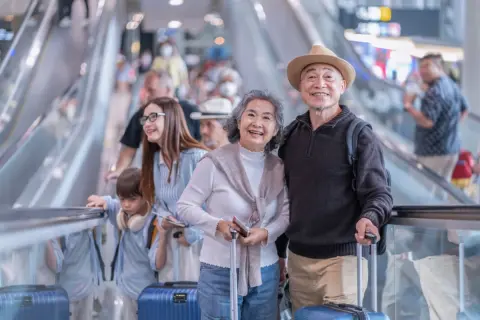 年金生活なのに「毎月旅行」へ出掛ける両親。父は会社員、母は専業主婦でしたが、老後にこれだけ旅行を楽しめるほど年金を受け取れるのでしょうか？