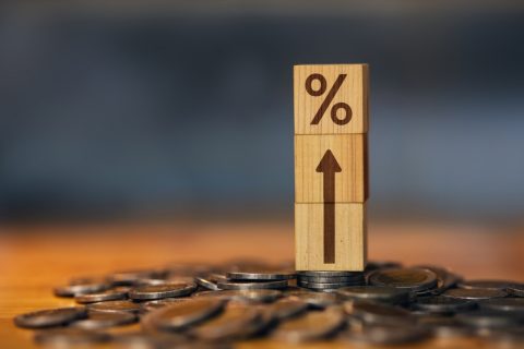 同じ「1000万円を定期預金」でも、退職金なら“通常の5倍”の「金利2.5％」!?「5年間で100万円の利益」と信じてたのに、高金利は3ヶ月だけ、利息も“約5万円だけ”なんて…退職金運用の注意点