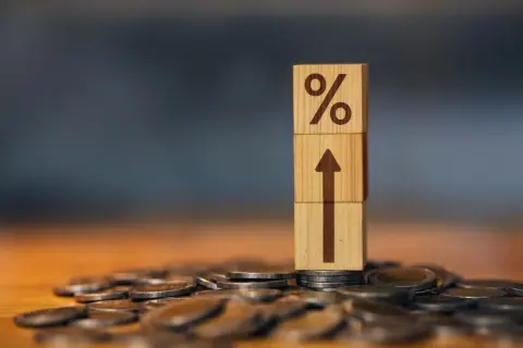 同じ「1000万円を定期預金」でも、退職金なら“通常の5倍”の「金利2.5％」!?「5年間で100万円の利益」と信じてたのに、高金利は3ヶ月だけ、利息も“約5万円だけ”なんて…退職金運用の注意点