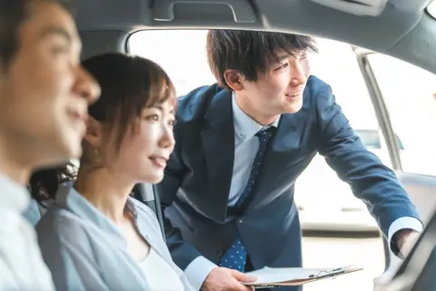 愛車ヴォクシーに「残クレ満期で200万円払えないなら新型へ」とディーラーの誘いに乗り後悔！「新型に乗り換えれば月3万円台のまま」のはずが“一生ローンが終わらない”!?「ボーナス加算額」を吊り上げる巧妙な見積りの正体