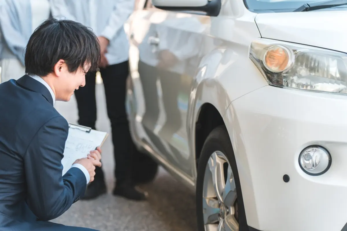 残クレで買った車を返却しようとしたら「傷があるので追加費用」と言われました…。普通に乗っていただけでも請求されることはあるのでしょうか？