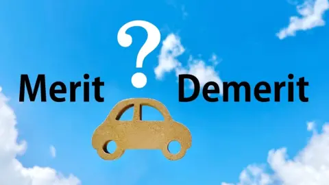 「新車に乗りたいけれど、まとまったお金を用意するのは難しい」と家族で話しています。カーリースとカーローンでは、毎月の支払い方や総額にどんな違いがあるのでしょうか？