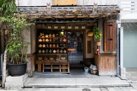 地元は田舎ですが観光地で、店をやっている友人は手取り60万円ほどあるそうです。上京した私は会社員で手取り25万円。都会のほうが稼げると思っていたのですが、そうでもないのでしょうか？