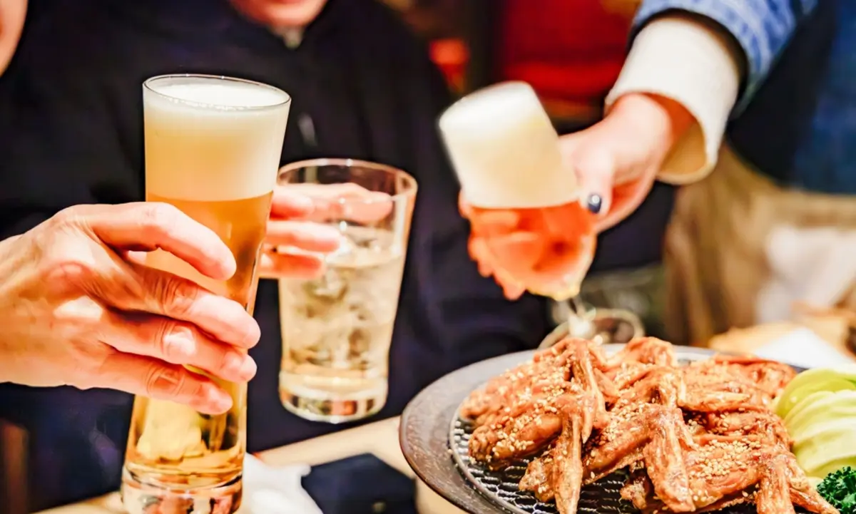 休日に居酒屋で「週末料金1人500円」を請求され仰天！ すでに「お通し代480円、席料500円」も取られてる上に“何の説明もなかった”のですが、支払う必要ありますか？ 店舗選びの注意点とは