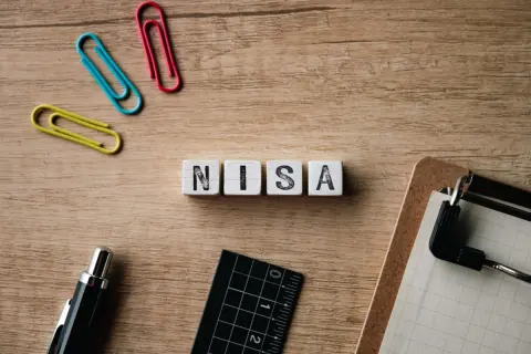 「NISA口座は一度開いたら変えられない」と思っていました。10月1日から金融機関を変更できるそうですが、今持っている投資信託はどうなるのでしょうか？