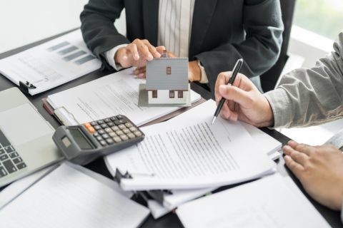 同期が「住宅ローン5000万円」の審査に通ったと聞いてビックリ！ 同じ会社なので年収もそれほど変わらないと思っていましたが、「5000万円」を借りられる人はどのくらい稼いでいるのでしょうか？