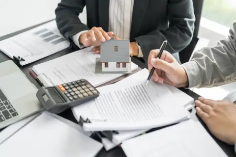 同期が「住宅ローン5000万円」の審査に通ったと聞いてビックリ！ 同じ会社なので年収もそれほど変わらないと思っていましたが、「5000万円」を借りられる人はどのくらい稼いでいるのでしょうか？