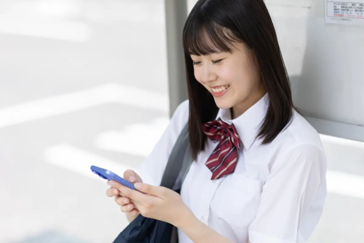 高校生の子どもが「持つならiPhoneがいい」と言っています。「iPhone 17」と「Google Pixel 10」を4年間使う場合、端末代や保証費を含めると負担はいくら違うのでしょうか？