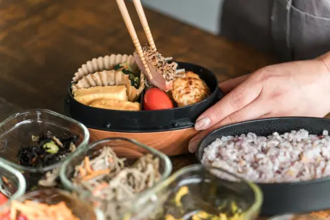 妻が節約のために毎日お弁当を作ってくれています。食材費やガス代まで考えると、本当に節約になっているのか気になります。手作り弁当は、1食いくらくらいなら節約になっていると言えるのでしょうか？