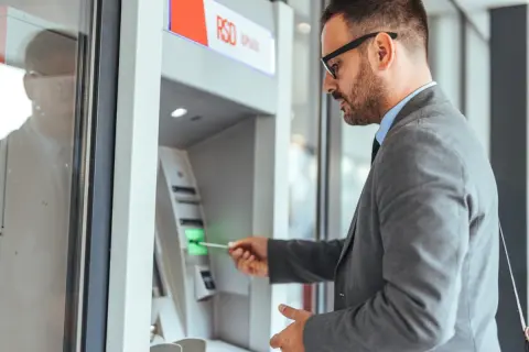 夫は「ランチは500円まで」と節約するのに、コンビニATMで「手数料220円」を気にしない矛盾…10年で“10万円超”なら「普段の節約の意味がない」ですよね？ 少額でも油断できない理由