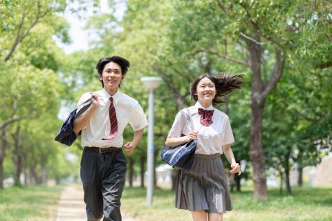 友人夫婦は子ども2人を私立に通わせ、毎年旅行にも行っています。「世帯年収1000万円」あれば、こんなにゆとりのある生活ができるのでしょうか？