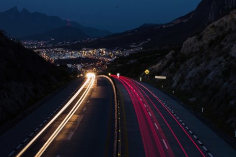 高速道路で降りるはずのICをうっかり通過！ 妻は「次のICで降りて引き返せばいい」と言いますが、往復した分まで追加料金を支払うことになるのでしょうか？