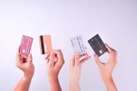 クレジットカードの支払日に残高不足で引き落としできず…。夫は「明日入金すれば問題ない」と言いますが、たった1日の遅れでも信用情報に影響するのでしょうか？
