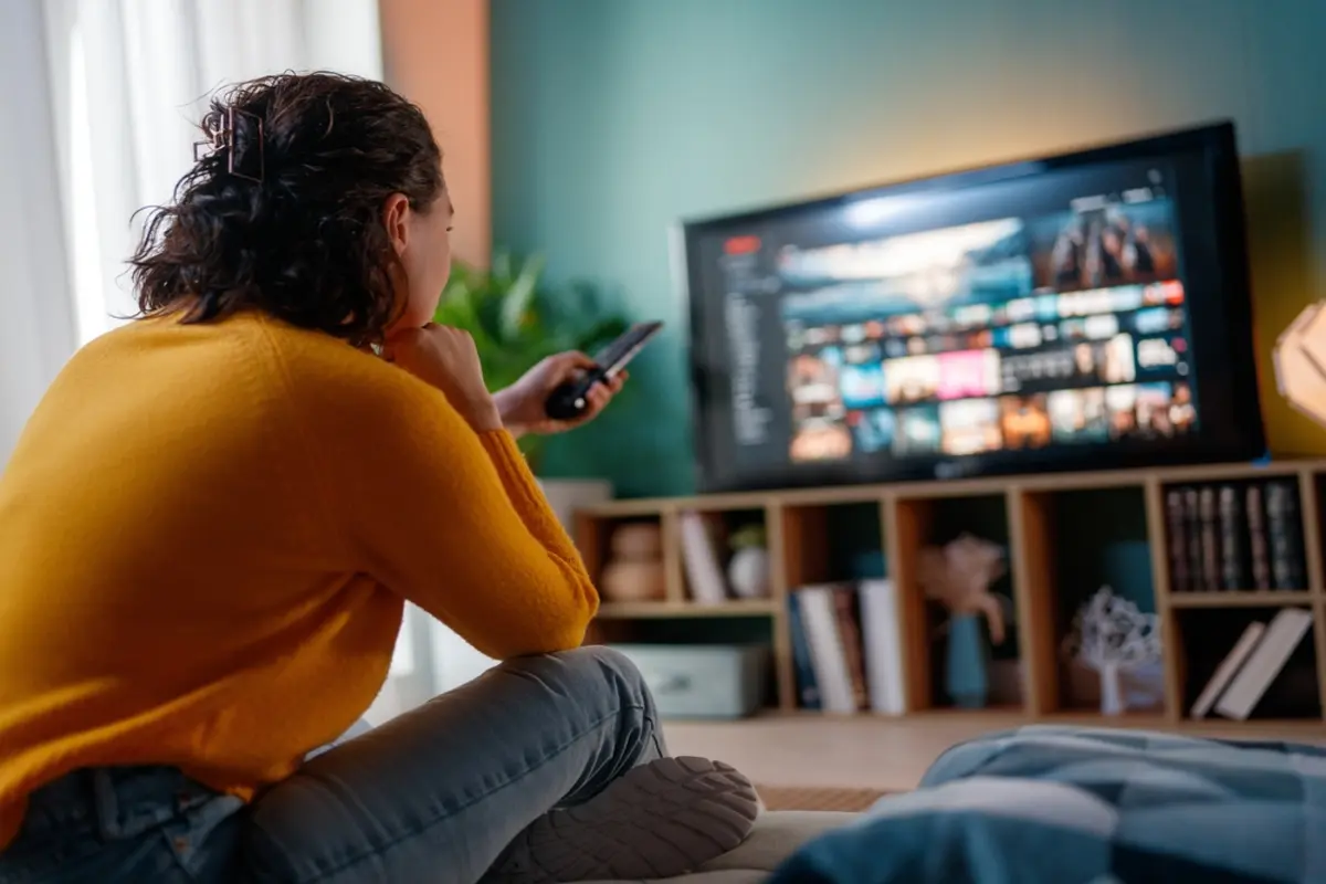 テレビのアンテナを外し、今は「YouTubeとNetflix」しか見ていないわが家。夫は「NHK受信料はもう不要でしょ」と言いますが、訪問員から「テレビがあるなら契約が必要」と言われた場合、支払う義務はあるのでしょうか？