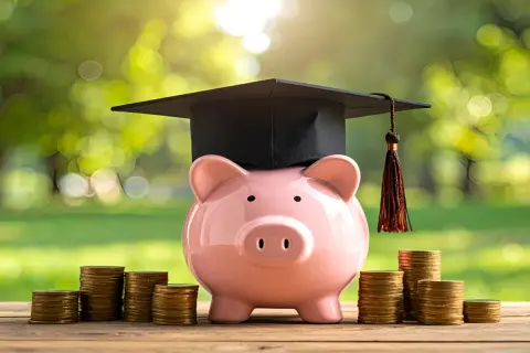 子どもの大学進学などのために、児童手当は貯金しようと思っています。ママ友が子ども名義の口座で貯金していると言っていたのですが、親名義で貯めるより何かメリットがあるのでしょうか？