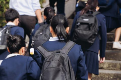 修学旅行は“お小遣い5000円”だけど「足りないと可哀そう」と、Suicaに「1万円チャージ」して息子を送り出し→帰宅後「自分だけ先生に没収された…」と聞き仰天！ 抗議するのはクレーマーですか？