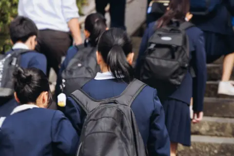 修学旅行は“お小遣い5000円”だけど「足りないと可哀そう」と、Suicaに「1万円チャージ」して息子を送り出し→帰宅後「自分だけ先生に没収された…」と聞き仰天！ 抗議するのはクレーマーですか？