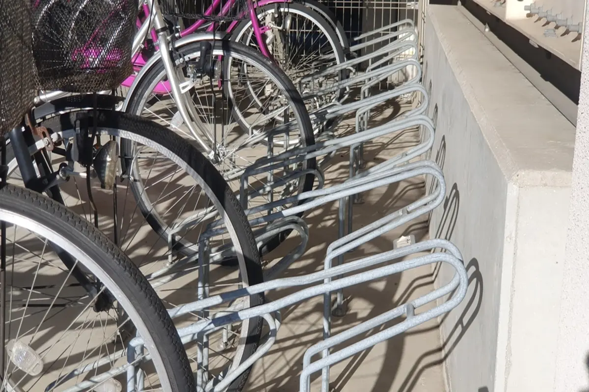 駅前の駐輪場で風にあおられた自転車が倒れ、隣に停めてあった1台に傷が…。持ち主から修理費「2万円」を請求されましたが、夫は「不可抗力だよ」と言います。修理代を負担する必要はあるのでしょうか？