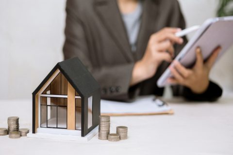 夫が「住宅ローン1500万円」を完済直後に死亡…「借金なしで安心」のはずが、妻は“現金ナシで生活苦”に！ 団信があるなら払い損だった？ 金利上昇でも「返済は急がなくて良い」は変わらないのか解説