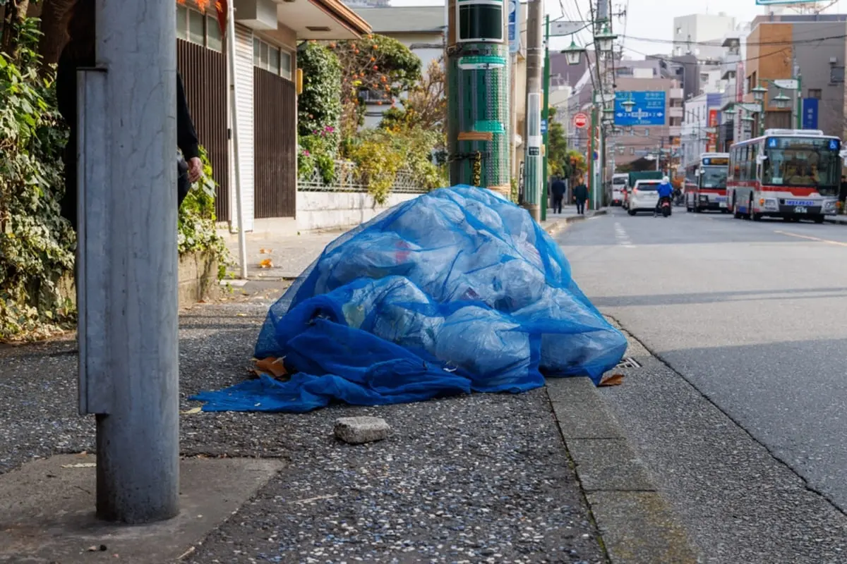 近所の人が前夜からゴミを出すたびカラスに荒らされ、防鳥ネットの買い替えに「6000円」、清掃用品にも年「1万円」ほど使っています。夫は「自治会で負担すればいい」と言いますが、原因を作っている人が払わなくてもよいのでしょうか？