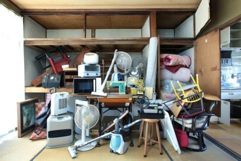 実家を売りたいのですが、家の中に家具や仏壇がそのまま残っています。不動産会社から「片付けなくても売れます」と言われましたが、本当にそのままでよいのでしょうか？