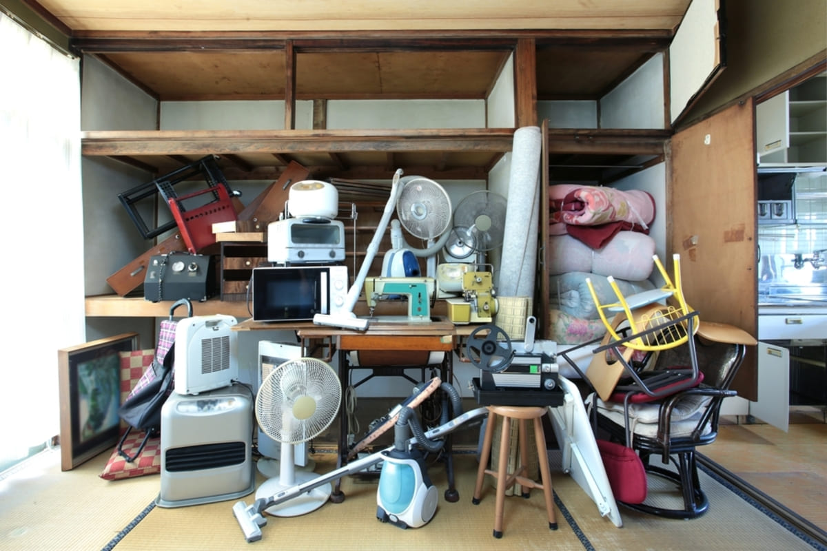 実家を売りたいのですが、家の中に家具や仏壇がそのまま残っています。不動産会社から「片付けなくても売れます」と言われましたが、本当にそのままでよいのでしょうか？