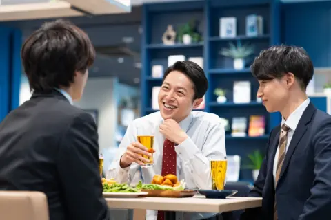 会社の飲み会で幹事から「キャンセルした人の分も参加者で割ります」と言われました。自分が飲食した分以上の金額まで負担するのが普通なのでしょうか？