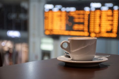 駅ナカにあるカフェで友人と話し込み、気付けば「3時間」が経過！ 電車には乗っていませんが、「入場券」さえあればこのまま改札を出られるのでしょうか？