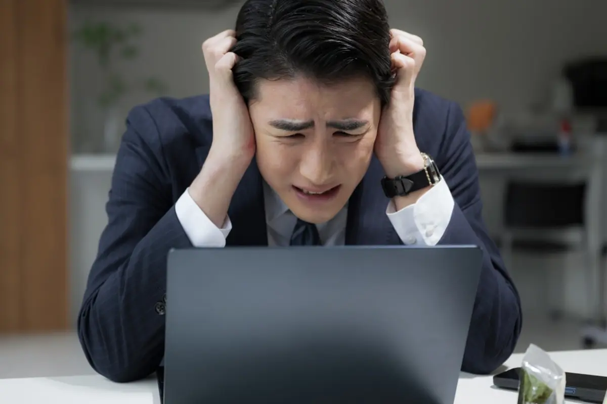 株で「40万円」儲けたのに、証券会社に「8万1000円」引かれた夫…友人に「含み損25万円を年内に手放せば税金が戻る」と言われたそうですが、いくら戻りますか？“買い戻しの注意点”を確認