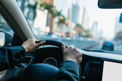 毎週「100ポイントもらえる日だから」と、車で“往復10kmのスーパー”へ行く母…ガソリン代で「100円と少し」かかるなら損ですよね？ 近所より“少し安い程度”なら、行くだけムダではないでしょうか？