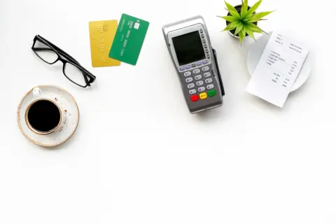 「ランチ1800円」を“クレカ払い”の予定が、お店に「手数料がかかる」「ランチは安くしてるので」と断られた！ 現金を下ろしにATMで“手数料220円”払いましたが「加盟店ルール」に違反しませんか？