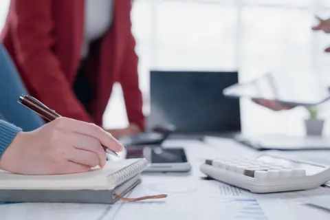 正社員の同僚から「住宅手当が月2万円出ている」と聞いて驚き！ 契約社員の私は支給されず、年間で「24万円」もの差があります。仕事内容も転勤の可能性も同じなのに、雇用形態だけで差がついても問題ないのでしょうか？