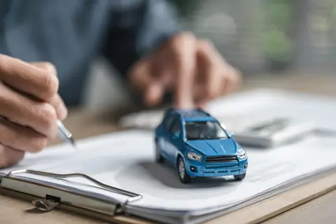 カーリースで車に乗っています。契約では車検や税金も月額料金に含まれていますが、修理に「15万円」かかると言われました。修理代は別に備えておく必要があるのでしょうか？