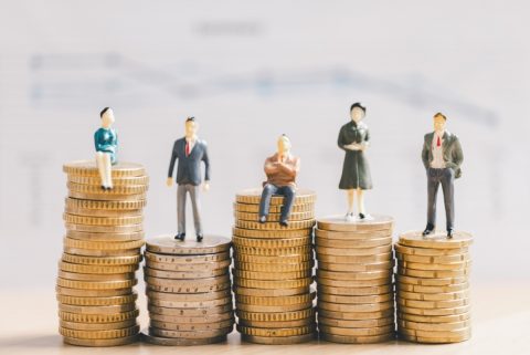 SNS「夫の貯金がなさすぎてキモ！」→統計で「貯金・中央値」を調べて絶望!? 20代“平均255万円”でも、中央値は「37万円」だけ…まだ若いなら「貯金が少なくても仕方ない」？ 20代の貯蓄の実態とは