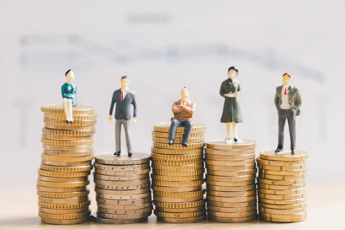 SNS「夫の貯金がなさすぎてキモ！」→統計で「貯金・中央値」を調べて絶望!? 20代“平均255万円”でも、中央値は「37万円」だけ…まだ若いなら「貯金が少なくても仕方ない」？ 20代の貯蓄の実態とは