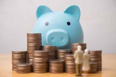 50歳で貯金は「1500万円」あります。子どもも独立したので、夫は「これからは旅行や趣味に使いたい」と言いますが、老後のためにどこまで残しておくべきでしょうか？