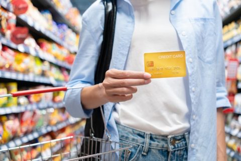 スーパーで「5000円」の買い物をカードで支払おうとすると、「カード払いは店のポイント対象外です」と言われました。現金ならポイントが付くのに、支払い方法によって対象外にしても問題ないのでしょうか？