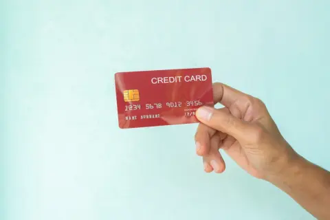 「10年以上」持っているクレジットカードを、今はほとんど使わないので解約する予定です。ところが友人から「長く使っていたカードを解約すると信用情報に傷がつくよ」と言われて不安に…。本当に解約するだけで影響があるのでしょうか？