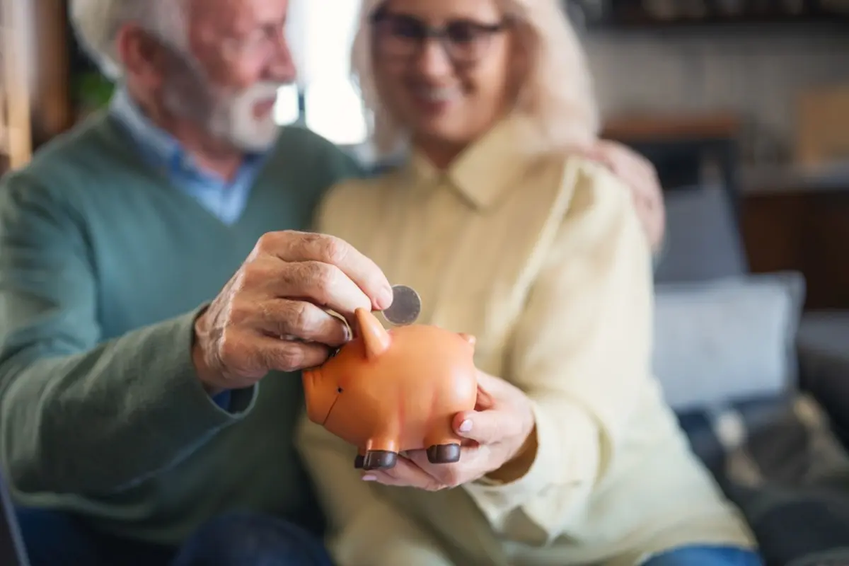 実家の両親が来年から年金生活になります。持ち家で住宅ローンも完済しており借金はありませんが、貯金は300万円ほどしかないそうです。今の物価高では年金だけで生活するのは不可能ですよね？