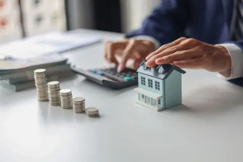 変動金利「0.5％→1.0％」に上昇！「5年ルールで返済額は上がらない」と思ったら、夫は「利息を多く払うだけ」と“300万円を繰上返済”の予定…わが家の判断は損ですか？ 影響と注意点を解説