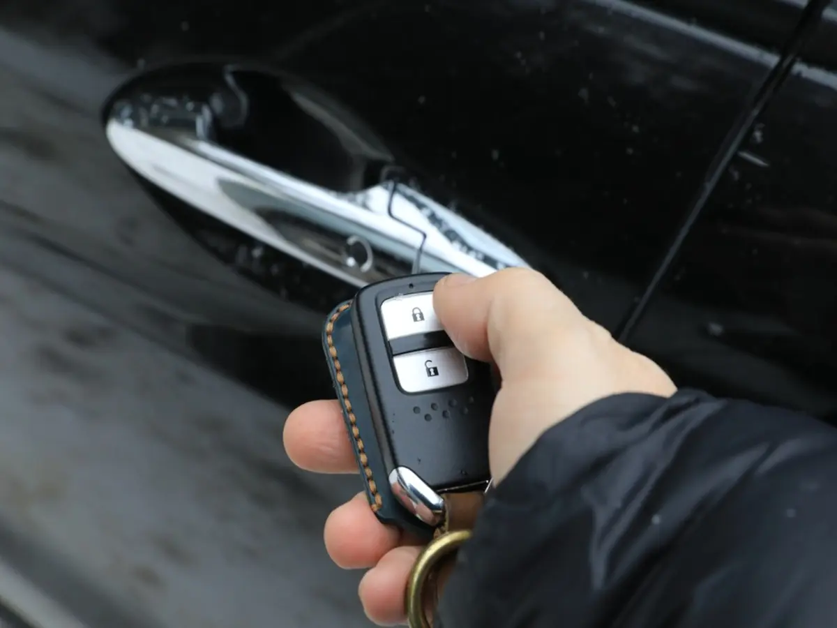 愛車の“ヴォクシー”の「スマートキー」を1本なくしたら、ディーラーで「新しいキーの登録で約5万円」と言われ仰天！ 検索で“安い業者”も見かけましたが、ディーラーのほうが安心でしょうか？ 費用を抑える方法