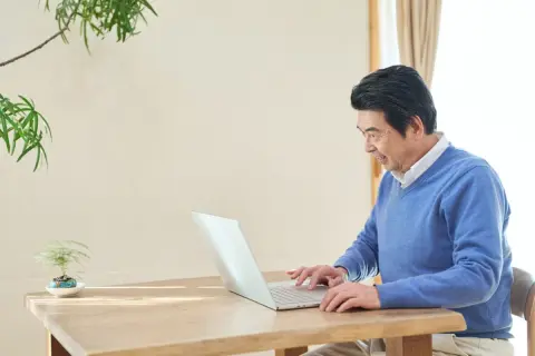 定年後、会社から「年収250万円」で再雇用を提案されました。アルバイトでも同じくらい稼げそうですが、再雇用で会社員を続けるメリットはあるのでしょうか？