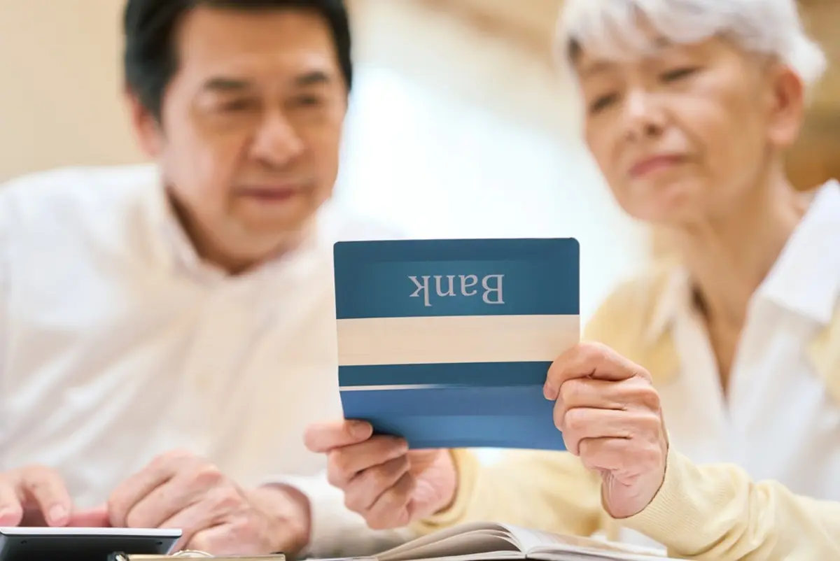 銀行から「退職金1000万円」を“年2.5％”で預けられると案内が！ 兄に「騙されるな！ 高金利は3ヶ月だけ」と言われたのですが“無知な自分”が悪いんですか？「実際の利息」も試算