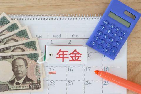 「年金を繰下げれば増える」と聞き、老齢基礎年金も老齢厚生年金も一緒に待つつもりだった父。2つの年金は別々に受給開始時期を決めることもできるのでしょうか？