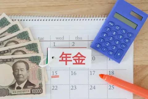 「年金を繰下げれば増える」と聞き、老齢基礎年金も老齢厚生年金も一緒に待つつもりだった父。2つの年金は別々に受給開始時期を決めることもできるのでしょうか？