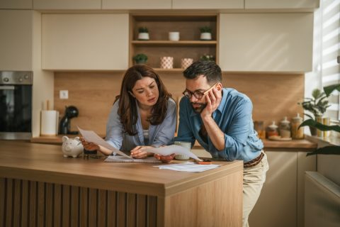 9月の“給与明細”で「社会保険料5000円」増加！「月給30万円」で“昇給もナシ”なのに、なぜ手取りだけ減ったのでしょうか？「前の金額に戻る」ことはありませんか？ 保険料が見直される理由